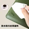 Funda para portátil compatible con MacBook Neo, hecha de material de cuero en la misma serie de colores, ofreciendo un toque premium