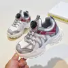 Tênis Esportivo Infantil 2026 Novos Sapatos Infantis de Outono Sapatos de Malha com Botão Tênis de Corrida para Meninos e Meninas Sapatos Twist