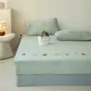 Falda de Cama Gruesa Cálida Súper Suave de Leche Polar Otoño/Invierno Set de Tres Piezas Estilo Fresco Bordado Antiestático Artículo Individual Falda de Cama