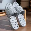 Chinelos de Banheiro Antiderrapantes Material de PVC Anti-Odor Calçados Domésticos Drenagem Secagem Rápida Chinelos Vazados para Homens e Mulheres Casais