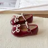 Sapatos Pequenos de Couro para Meninas 2026 Outono Novo Sapatos de Performance com Laço e Pérolas Infantis Sapatos Macios e Estilosos com Solado de Pérolas para Meninas