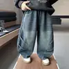 Roupas para Meninos Jeans de Outono 2026 Novo Estilo Calças Casuais Largas Infantis para Crianças Médias e Grandes Estilo Outono/Inverno Versátil Versão Coreana