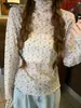 Camiseta de encaje estilo coreano de manga larga para mujer, con cuello alto, estampado floral, diseño simple de malla tejida, efecto adelgazante y silueta ajustada, perfecta como capa interior o top