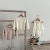 Camiseta base de punto acanalado jacquard de manga larga para bebé estilo INS con bordes sin costuras combinada con un vestido sin mangas