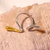 Anillo de mystery con combinación de colores de línea irregular, ajuste de apertura, fundición, alta textura, acero inoxidable pulido, joyería chapada en oro