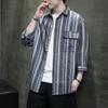 Camisa listrada de manga média masculina 2024 Nova camisa masculina de sete mangas Camisa listrada de algodão e linho de manga média Jaqueta fina para homens