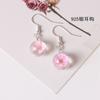 Puesto de dulces que ofrece pendientes de bolas de cristal con flores secas, pequeños, frescos y sencillos, para que los estudiantes los envíen a sus novias.
