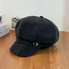 Nuevo modelo de otoño temprano 2026, gorra octagonal con hebilla metálica, versátil vintage, adelgazante, estilo británico, boina de pintor tipo gorra de repartidor