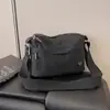 Bolsa Transversal da Moda para Mulheres 2025 Simples de Ombro Ultraleve Nicho de Alta Qualidade Versátil Exquisita Nova Bolsa Pequena para o Dia a Dia