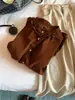 Camisa de renda marrom retrô de alta qualidade estilo Ins, nova camisa outonal estilo coreano solta e versátil com um visual estiloso, adequada para usar em camadas