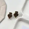 Nuevos Pendientes Retro con Forma de Corona y Corazón para Mujer, Diseño de Nicho, Sencillos, Modernos, Elegantes, Versátiles Pinzas para Orejas y Pendientes