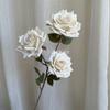 [Material de flor blanca] Arreglo floral de hortensia, rosa, flor de pasto escarchado con decoración de material de hoja de niebla de techo de pasto, flor de simulación para boda