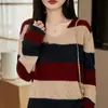 Tricô Malha Tricotada Listrada Contrastante com Decote V Coreano para Mulheres no Outono e Inverno Novo Design Solto e Justo Casual Tricô Malha Tricotada para Mulheres