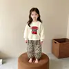 Conjunto de Moletom com Capuz Cereja Estilo Coreano para Meninas Primavera/Outono + Calça Jogger Estampa de Leopardo Conjunto de Duas Peças para Crianças de Média e Idade Superior Conjunto Casual Venda por Atacado