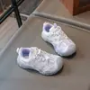 Zapatos Deportivos para Niñas 2026 Nuevos de Malla Transpirable Suela Suave Antideslizantes para Senderismo al Aire Libre Casual Versátiles Feos Lindos Zapatos de Papá