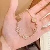 Pulsera popular de Xiaohongshu con incrustaciones de microdiamantes, diseño hueco de trébol de cuatro hojas para mujer, moderna y versátil con un toque de alta gama, pulsera ajustable