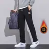 Pantalones casuales gruesos de pana para hombre, forrados de polar para invierno, estilo chino moderno, cálidos, con bordado, pantalones deportivos holgados de pierna recta