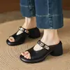 Chinelos de Moda Femininos 2026 Verão Novos Sandálias de Salto Grosso Salto Alto Slip-on Uso Externo Sandálias Versáteis de Tira Única Femininas