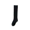 Calcetines de pantorrilla de color liso estilo universitario para mujer, perfectos para otoño e invierno, estilizan y son versátiles, diseño simple, combinan bien con zapatos pequeños de cuero, calcetines largos de algodón