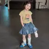 2026 Novo Estilo de Verão Conjunto de Roupa para Meninas Camiseta com Desenho e Saia Jeans Conjunto de Duas Peças para Crianças de 2 a 10 Anos Estilo Coreano