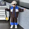 Conjunto de Roupa Masculina para Primavera e Outono com Bordado Color Block Estilo Coreano Jaqueta Corta-Vento Bonita Infantil Conjunto de Duas Peças para Bebês e Crianças Pequenas Comércio Exterior