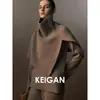 Un imprescindible para crear looks con estilo: un chal de cuello alto de lana merino superfina con una abertura, que ofrece múltiples formas de llevarlo