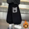 2511 Calças de Lã para Meninos Outono Inverno Jeans Casuais para Bebês Meninos 2026 Novo Estilo Macacão Infantil com Pé-Preso de Lã