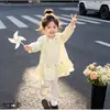 Nuevo vestido para niña con cuello de muñeca, vestido de manga larga para primavera/otoño con bordado de conejito pequeño y dobladillo con volantes