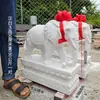 Um Par de Elefantes de Pedra Esculpidos em Mármore Branco para Uso Doméstico, Usados como Guardiões de Portão e Protetores do Lar, Adequados para Vilas e Entradas de Empresas