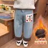 Jeans con Forro de Felpa para Niñas 2026 Nuevas Llegadas de Invierno Bordado de Corazón Pantalones de Pierna Ancha Pantalones Largos Cálidos de Felpa de Una Pieza para Niños Medianos y Grandes