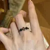 Anillo de diamantes brillante de alta gama estilo vintage, lujo ligero, retro exquisito, diseño de nicho único, creativo, moderno, anillo versátil