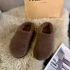 Sapatos slip-on macios de lã de cordeiro, novo modelo 2026, sapatos de algodão estilo Birkenstock preguiçosos e quentes, mules de bico fechado, mocassins