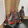 Bolso tipo cubo de retazos de colores de moda Otoño 2025 con estampado para mujer, Bolso tipo cubo cruzado con cordón, letras y correa ancha para el hombro, Bolso de exportación