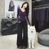 Camiseta roxa fina e bonita de manga comprida para mulheres, adequada para usar por cima ou como camada base, um top pequeno para primavera e outono
