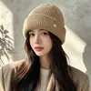 Nueva colección de otoño e invierno: Gorro de punto liso y minimalista con delicados adornos, diseño de estilo coreano que hace que la cara parezca más pequeña y proporciona calor y protección para los oídos
