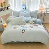 Conjunto de quatro peças em veludo de leite bordado com toalha, roupa de cama de fleece de coral de inverno, capa de edredom, lençol de cama e conjunto de três peças em flanela