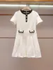Vestido de Verão Novo Chegada de Alta Qualidade para Mulheres Shenzhen Nanyou Estilo Pequeno Chanel Feminino Cintura Marcada Emagrecedor Cor Blocada Gola Redonda Manga Curta