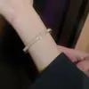 Pulsera con Cierre de Letra de Circonita Estilo Francés, Sensación de Lujo Ligero de Alta Gama, Joyería de Moda Exquisita y Sencilla con un Diseño Único