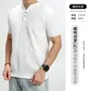 Camiseta Masculina de Malha Waffle Manga Curta Gola Henley Botões Meia Manga Estilo Europeu e Americano de Luxo Leve Roupa Masculina