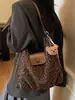 Nova bolsa tote popular Yuezhi 2026 outono inicial, bolsa de ombro retrô moderna com estampa de leopardo, bolsa de bolinho
