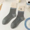 Calcetines de media pantorrilla para mujer, estilo fino de verano, calcetines holgados a rayas grises, bonito bordado de encaje, bloqueo de color, calcetines largos de algodón estilo universitario