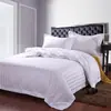Ropa de cama de hotel, sábanas y fundas de edredón blancas puras para casas de huéspedes, camas de dormitorio y ropa de cama para estancias en casa con rayas de satén
