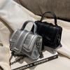Mini Bolsa Pequena de Nicho Feminina 2024 Nova Moda Outono e Inverno Moda Pequena Bolsa Quadrada Popular na Internet Estilo Estrangeiro Bolsa de Ombro Transversal para Mulheres