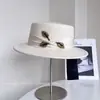 Sombrero de Lana Plano Hecho a Mano con Hojas de Perlas para Mujer, Versátil Casual de Invierno para Adelgazar el Rostro, Elegante Tendencia Fedora