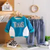 Conjunto de dos piezas para niño de otoño 2026, estilo nuevo, informal, con letras, bloques de color, bolsillo, sudadera de manga larga, moderno