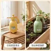 Botella pulverizadora de alta presión de 2 litros en colores macarrón para desinfección y riego, adecuada para limpieza y jardinería, disponible en supermercados y tiendas departamentales
