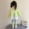 Conjunto de Sudadera Falsa de Dos Piezas con Mangas Largas en Forma de Corazón para Niñas, Estiloso Nuevo Ropa Infantil Otoño 2026 Leggings