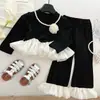 Conjunto de niña 2026 otoño nuevo estilo coreano para niños, top de manga larga con volantes y pantalones acampanados elásticos, conjunto de dos piezas, moderno