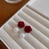 Clip de Oreja de Perla de Camelia Pendientes Rojos de Rosa de Año Nuevo Clavos Temperamento de Celebridad de Internet Francesa Pendientes Nuevos de Primavera y Verano