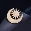 Broche de Lujo Ligero Estrella y Luna Completamente Incrustado con Diamantes, Pin Dorado con Sol, Luna y Estrella, Accesorio de Pecho de Alta Gama para Abrigos y Trajes, de Nicho y Exquisito